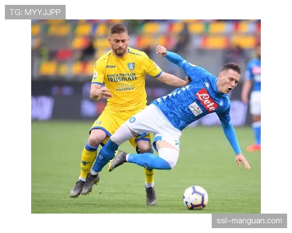 特写:比赛第85分钟,弗罗西诺内全队十人退回本方禁区 特写:比赛第85分钟,弗罗西诺内全队十人退回本方禁区